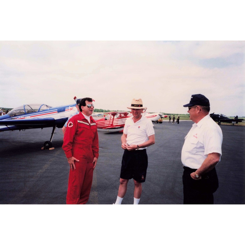 Vtg Color Photograph Air Show Pilots Tarmac Aerobatic Planes Kodak - Picture 1 of 2
